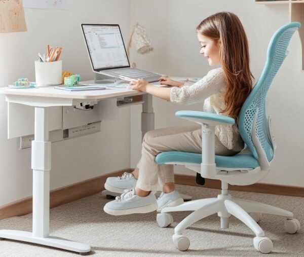 Dziewczynka pracuje na laptopie przy biurku z regulacją wysokości w jasnym wnętrzu.