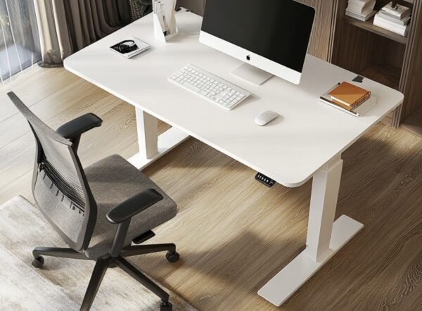 Na obrazku widać nowoczesne biurka elektryczne z komputerem i ergonomicznym krzesłem.