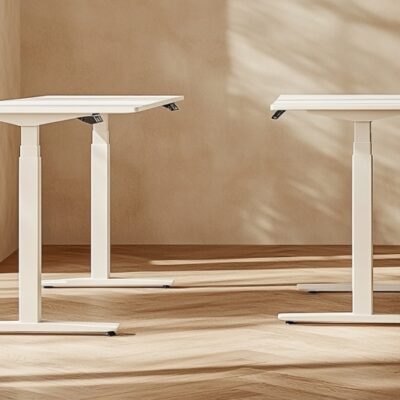 Dwa białe biurka z regulacją wysokości, każde na jednej solidnej nodze do biurka.