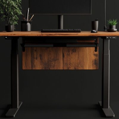 Na obrazie znajduje się biurko z regulacją wysokości blatu, wyposażone w komputer i elementy dekoracyjne.