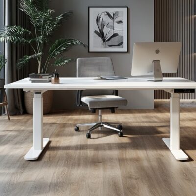 Nowoczesne biurko elektryczne z komputerem w przestronnym biurze.