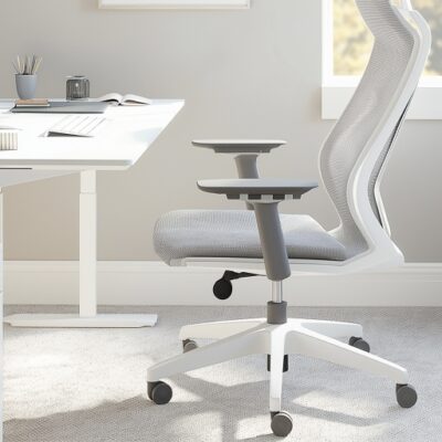 Nowoczesne biuro z wygodnym krzesłem i stelażem biurka z regulacją wysokości.